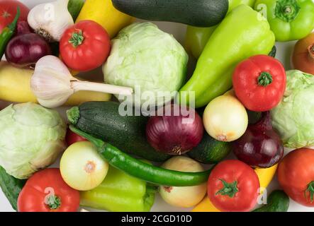 Verschiedene frische reife Gemüse in einer großen Vielfalt mit Wassertropfen. Stockfoto