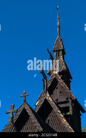 Die prächtige Stabkirche Borgund, Laerdal, Vestland, Norwegen. Erbaut um 1200 n. Chr. mit Holzbrettern auf einem Basilikumplan. Stockfoto