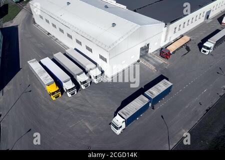 LKW im Logistikzentrum Draufsicht. Stockfoto