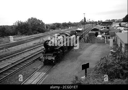 '43106' Ankunft in Kidderminster mit einem Güterzug mit Talyllyn Bahn Nr. 3 'Sir Haydn'. Stockfoto