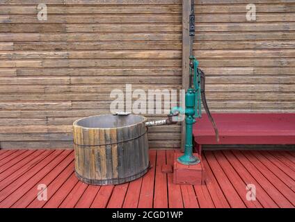 Alte Hand Wasserpumpe im ländlichen Alberta, Kanada Stockfoto