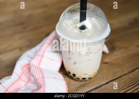 Taiwan Milchtee / Bubble Milchtee im Glas auf Der Holztisch Stockfoto