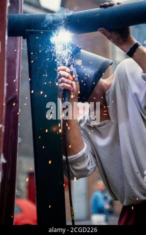 Der Bildhauer Gavin O’Curry installiert ein Kunstwerk außerhalb des Business Design Centre in Islington, London. 15. Juli 1992. Foto: Neil Turner Stockfoto