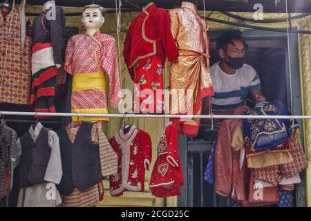 Kathmandu, Nepal. September 2020. Ein Ladenbesitzer arrangiert Kleidung auf einem wiedereröffneten Markt während der COVID-19 Pandemie in Kathmandu, Nepal, am 10. September 2020. Quelle: Sulav Shrestha/Xinhua/Alamy Live News Stockfoto