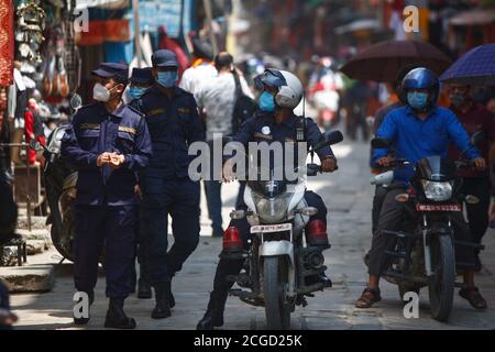 Kathmandu, Nepal. September 2020. Nepalesische Polizisten warnen die Ladenbesitzer auf dem Markt, den Anweisungen zu folgen, die während der Pandemie COVID-19 in Kathmandu, Nepal, am 10. September 2020 umgesetzt wurden. Quelle: Sulav Shrestha/Xinhua/Alamy Live News Stockfoto