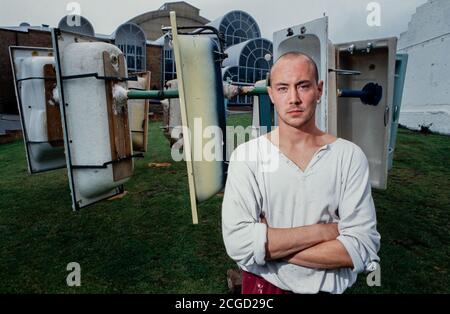 Der Bildhauer Gavin O’Curry installiert ein Kunstwerk außerhalb des Business Design Centre in Islington, London. 15. Juli 1992. Foto: Neil Turner Stockfoto