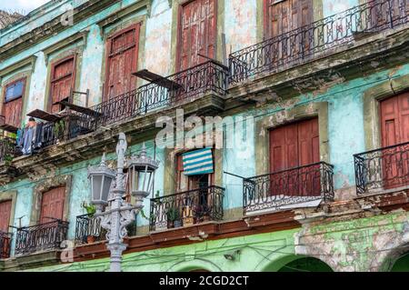 Alte abgenutzte Wohnungen in Havanna, Kuba Stockfoto