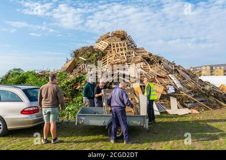 Bauen eines großen Lagerfeuers bereit für Bonfire Night Feiern i (Guy Fawkes Nacht) an der Südküste n Littlehampton, West Sussex, England, Großbritannien. Stockfoto