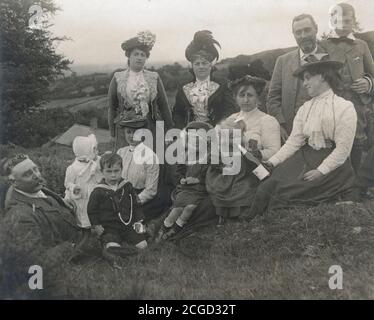 Antike c1895 Fotografie, Gruppenwiedervereinigung draußen, mit mehreren Generationen der gleichen Familie. Genaue Lage unbekannt, wahrscheinlich Neuengland, wahrscheinlich Massachusetts, USA. QUELLE: ORIGINALFOTO Stockfoto