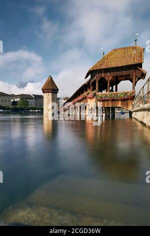 Chapel Bridge bei sonnigem Tag. Berühmtes Wahrzeichen gegen den Pilatus in Luzern, Schweiz. Stockfoto