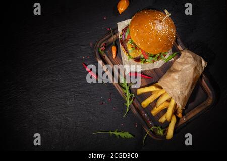 Köstlicher Hamburger, serviert auf Stein. Draufsicht. Freier Speicherplatz für Text Stockfoto