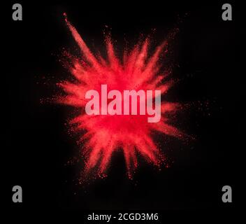 Explosion von rotem Pulver auf schwarzem Hintergrund isoliert. Abstrakter farbiger Hintergrund Stockfoto