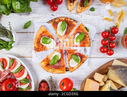 Verschiedene italienische Speisen auf Holz serviert. Draufsicht, freier Platz für Text Stockfoto