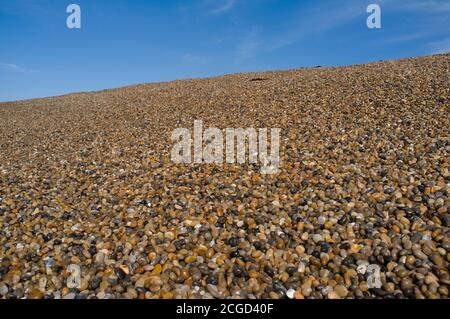 Chesil Beach, manchmal auch Chesil Bank genannt, ist ein langer Kiesstrand in Dorset, Großbritannien. Sie verläuft auf einer Länge von 29 Kilometern (18 Meilen) von West Bay bis zum Stockfoto