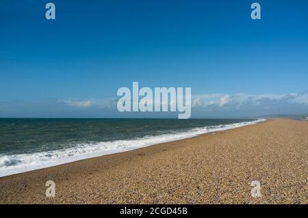 Chesil Beach, manchmal auch Chesil Bank genannt, ist ein langer Kiesstrand in Dorset, Großbritannien. Sie verläuft auf einer Länge von 29 Kilometern (18 Meilen) von West Bay bis zum Stockfoto