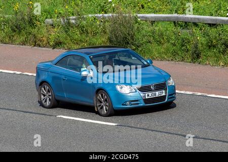 2008 blau VW Volkswagen EOS Sport TDI A; Fahrzeugverkehr bewegte Fahrzeuge, Autos fahren Fahrzeug auf britischen Straßen, Motoren, Fahren auf der Autobahn M6-Netz. Stockfoto