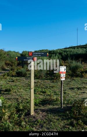 Fußgängerweg in Ponte de Lima Fußgänger Zeichen verwendet Und Santiago de Compostela von Pilgern und Spaziergängern Stockfoto