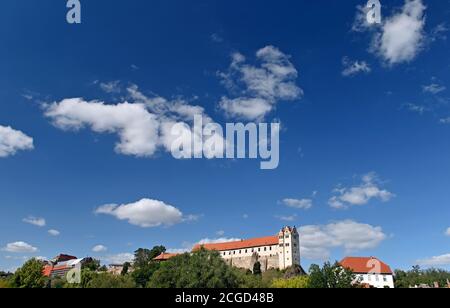 Wettin, Deutschland. September 2020. Das Schloss Wettin thront auffallend auf einem Felsen über der Saale. Wettin ist die Stammburg der Familie Wettin, der Markgrafen, Kurfürsten und Könige von Sachsen. Idyllisch im Naturpark Niedersaaltal gelegen, ist es ein beliebtes Ausflugsziel in der Region. Quelle: Hendrik Schmidt/dpa-Zentralbild/ZB/dpa/Alamy Live News Stockfoto