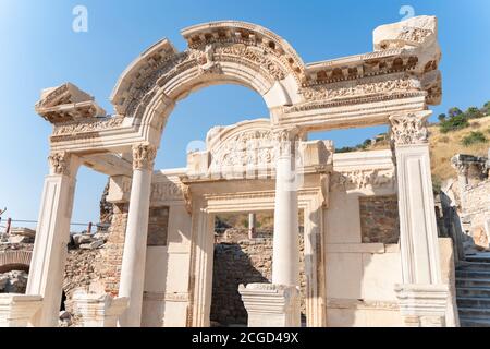 Antike Ruinen in Ephesus in der Türkei - Archäologie - Hintergrund Stockfoto