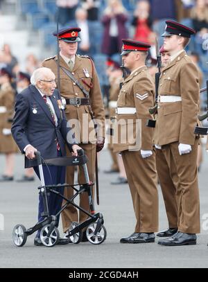 In der Rolle des Chief Inspecting Officer, Captain Sir Tom Moore, inspiziert die Junior-Soldaten bei ihrer Graduation Parade während eines Besuchs im Army Foundation College in Harrogate, North Yorkshire, wo er Ehrenoberst des nördlichen militärischen Ausbildungsbetriebs ist. Stockfoto