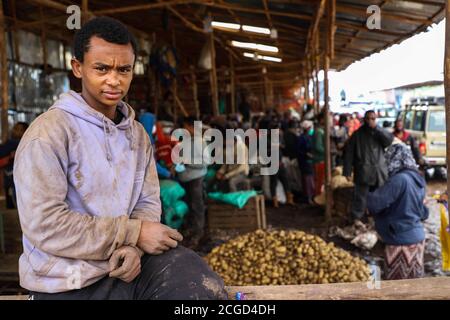 Addis Abeba, Äthiopien. September 2020. Ein Anbieter wartet auf Kunden vor der Neujahrsfeier Äthiopiens auf dem Atkilt Tera Markt in Addis Abeba, der Hauptstadt Äthiopiens, 9. September 2020. Die Äthiopier werden am Freitag ein neues Jahr ansetzen, der Feiertag, der in amharischer Sprache als Enkutatash bekannt ist, fällt auf den 11. September, oder 12 während Schaltjahren, nach dem Gregorianischen Kalender. Quelle: Michael Tewelde/Xinhua/Alamy Live News Stockfoto