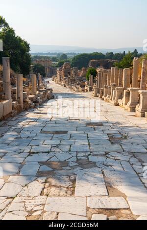 Antike Ruinen in Ephesus in der Türkei - Archäologie - Hintergrund Stockfoto