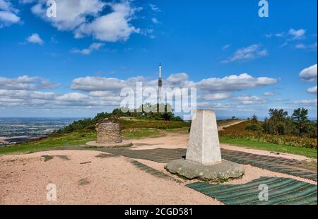 Der Gipfeltrig Punkt, Toposkop und Sender auf dem Wrekin, Shropshire Stockfoto