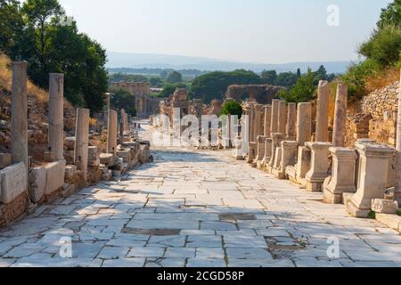 Antike Ruinen in Ephesus in der Türkei - Archäologie - Hintergrund Stockfoto