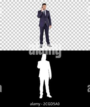 Nachdenklicher junger Geschäftsmann in Anzug und Krawatte, der schnell mehrere Anrufe macht, Alpha Channel Stockfoto