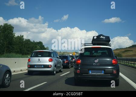 A 16 - Autostrada Napoli - Bari - Autobahn, Italien - intensiver Verkehr Stockfoto