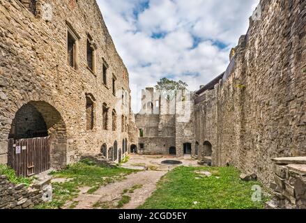 Innenhof im Inneren Schloss Abschnitt der Burg Hukvaldy, Mähren, Mährisch-Schlesische Region, Tschechische Republik Stockfoto