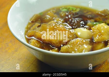 Geschmorter Fisch maw in roter Soße auf Schüssel Stockfoto