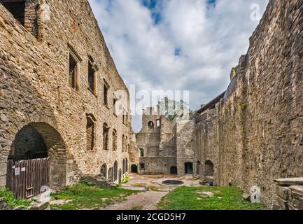 Innenhof im Inneren Schloss Abschnitt der Burg Hukvaldy, Mähren, Mährisch-Schlesische Region, Tschechische Republik Stockfoto