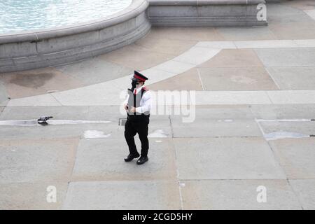 London, Großbritannien. September 2020. Ein Heritage Wardenin Trafalgar Square, London. London bleibt immer noch sehr ruhig und ohne Touristen, da Lockdown wegen des Coronavirus in der ganzen Welt fortfährt. Kredit: Keith Larby/Alamy Live Nachrichten Stockfoto