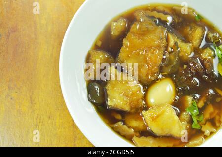 Geschmorter Fisch maw in roter Soße auf Schüssel Stockfoto