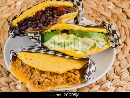 Verschiedene Aarepas auf einem Teller Stockfoto