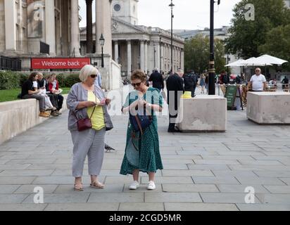 London, Großbritannien. September 2020. Menschen unterwegs an einem bewölkten Tag in London. London bleibt immer noch sehr ruhig und ohne Touristen, da Lockdown wegen des Coronavirus in der ganzen Welt fortfährt. Kredit: Keith Larby/Alamy Live Nachrichten Stockfoto