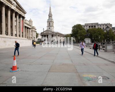 London, Großbritannien. September 2020. Menschen unterwegs an einem bewölkten Tag in London. London bleibt immer noch sehr ruhig und ohne Touristen, da Lockdown wegen des Coronavirus in der ganzen Welt fortfährt. Kredit: Keith Larby/Alamy Live Nachrichten Stockfoto