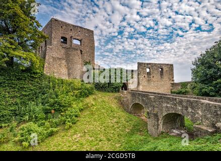 Brücke, Fünftes Tor, führt zum inneren Burgabschnitt der Burg Hukvaldy, Mähren, Mährisch-Schlesische Region, Tschechische Republik Stockfoto