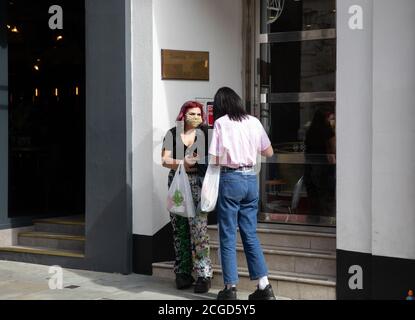 London, Großbritannien. September 2020. Menschen unterwegs an einem bewölkten Tag in London. London bleibt immer noch sehr ruhig und ohne Touristen, da Lockdown wegen des Coronavirus in der ganzen Welt fortfährt. Kredit: Keith Larby/Alamy Live Nachrichten Stockfoto