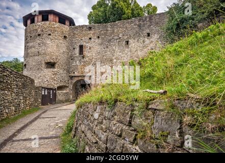 Zweites Tor und Turm, Burg Hukvaldy, Mähren, Mährisch-Schlesische Region, Tschechische Republik Stockfoto