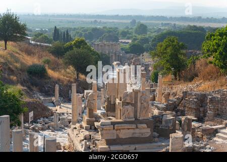 Antike Ruinen in Ephesus in der Türkei - Archäologie - Hintergrund Stockfoto