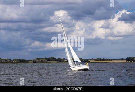 29. August 2020, Mecklenburg-Vorpommern, Rügen: Vor der Küste der Insel Rügen fährt ein Segelboot in abfallender Position. Foto: Soeren Sache/dpa-Zentralbild/ZB Stockfoto