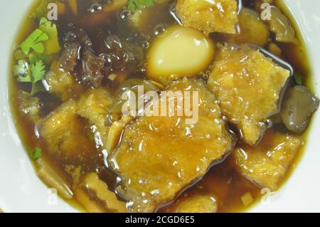 Geschmorter Fisch maw in roter Soße auf Schüssel Stockfoto