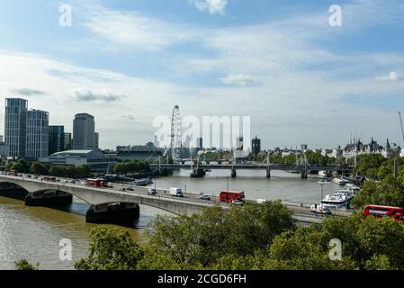 London, Großbritannien. 10. September 2020. UK Wetter: Ein Blick auf das London Eye und Houses of Parliament an einem schönen Tag. Die Prognose ist für wärmere Temperaturen in den nächsten Tagen. Kredit: Stephen Chung / Alamy Live Nachrichten Stockfoto