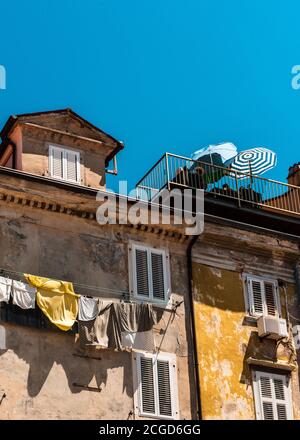 Piran, Slowenien, Alte und bunte Teile des Hauses Stockfoto