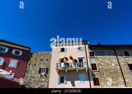 Piran, Slowenien, Alte und bunte Teile des Hauses Stockfoto