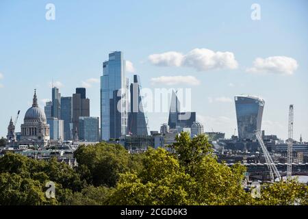 London, Großbritannien. 10. September 2020. UK Wetter: Ein Blick auf das London Eye und Houses of Parliament an einem schönen Tag. Die Prognose ist für wärmere Temperaturen in den nächsten Tagen. Kredit: Stephen Chung / Alamy Live Nachrichten Stockfoto