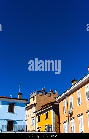 Piran, Slowenien, Alte und bunte Teile des Hauses Stockfoto