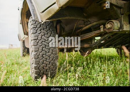 Auto Räder im Schlamm im Wald, Offroad. Stockfoto